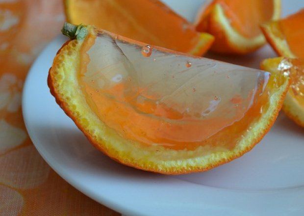 Fotografia przedstawiająca Galaretki w skórkach pomarańczy