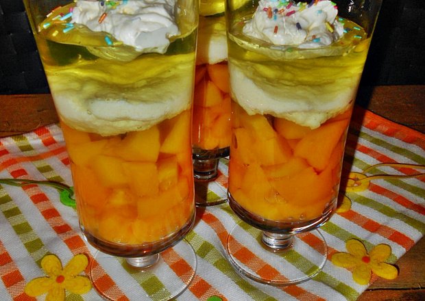 Fotografia przedstawiająca Galaretkowy deser z brzoskwiniami i kaszą manną