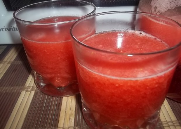 Fotografia przedstawiająca Galaretkowy napój truskawkowy