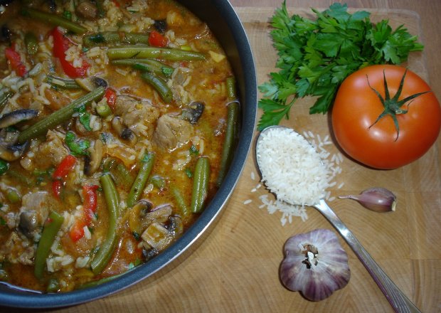 Fotografia przedstawiająca Garnek pełen ryżu i warzyw