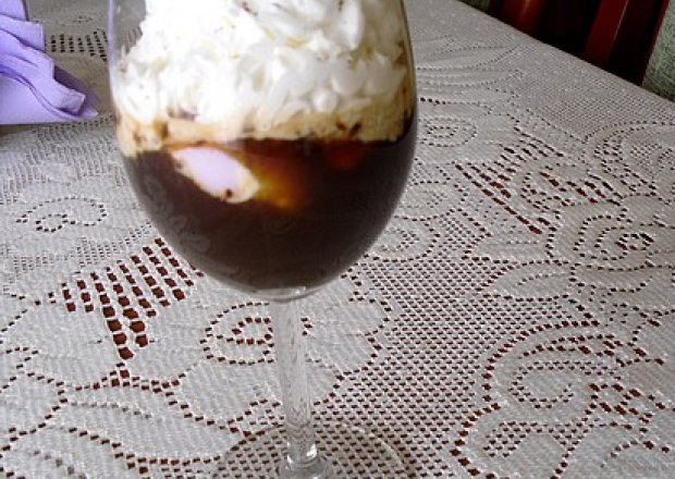 Fotografia przedstawiająca Gazowana kawa z lodami
