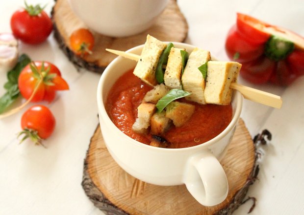 Fotografia przedstawiająca Gazpacho z pomidorów w towarzystwie tofu