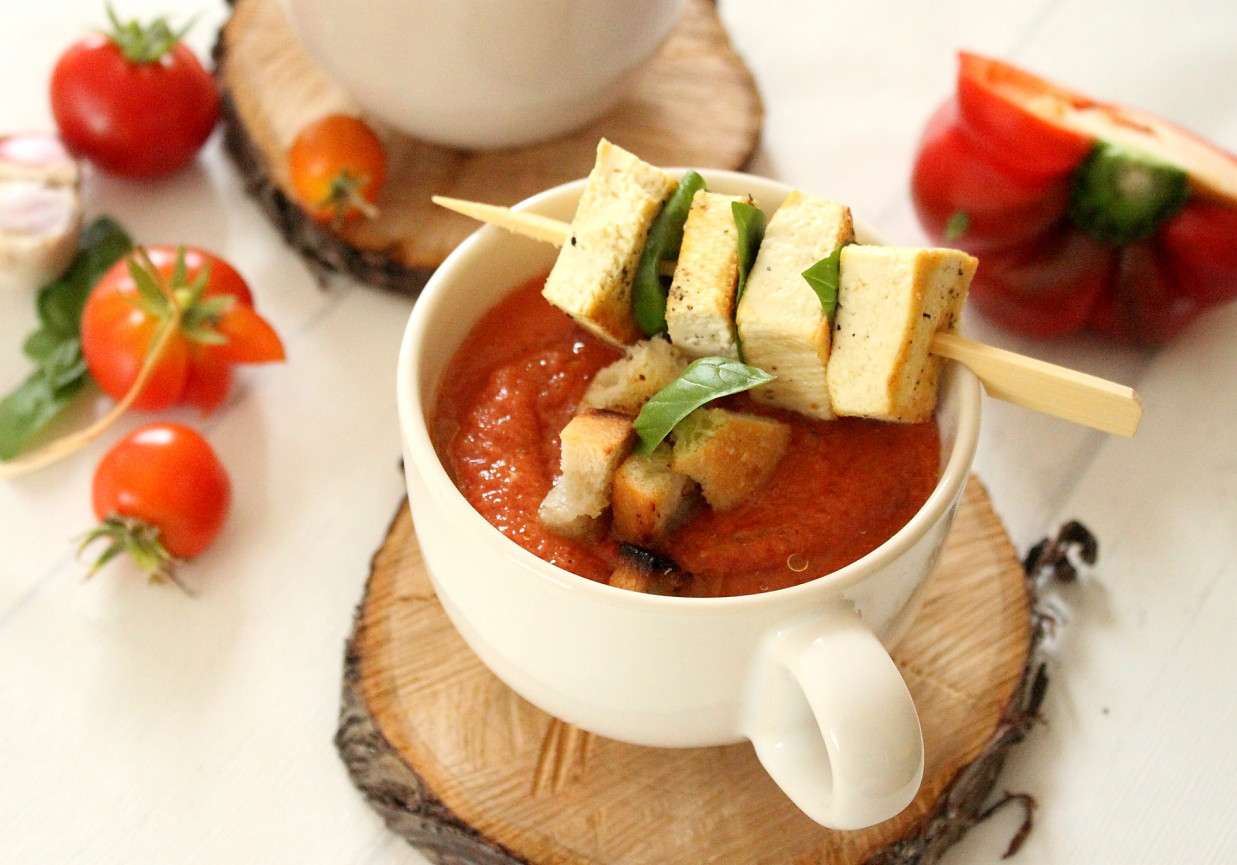 Gazpacho z pomidorów w towarzystwie tofu foto