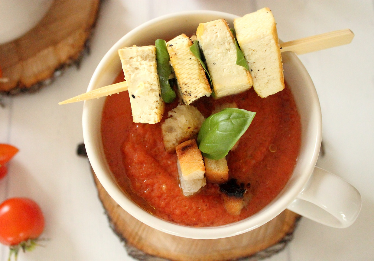 Gazpacho z pomidorów w towarzystwie tofu foto