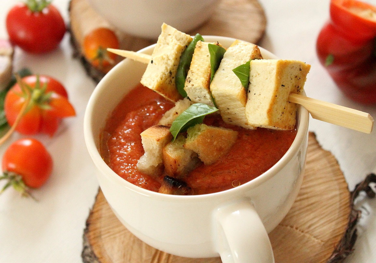 Gazpacho z pomidorów w towarzystwie tofu foto
