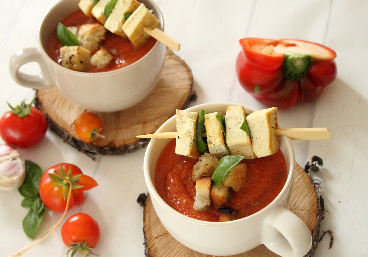 Gazpacho z pomidorów w towarzystwie tofu foto