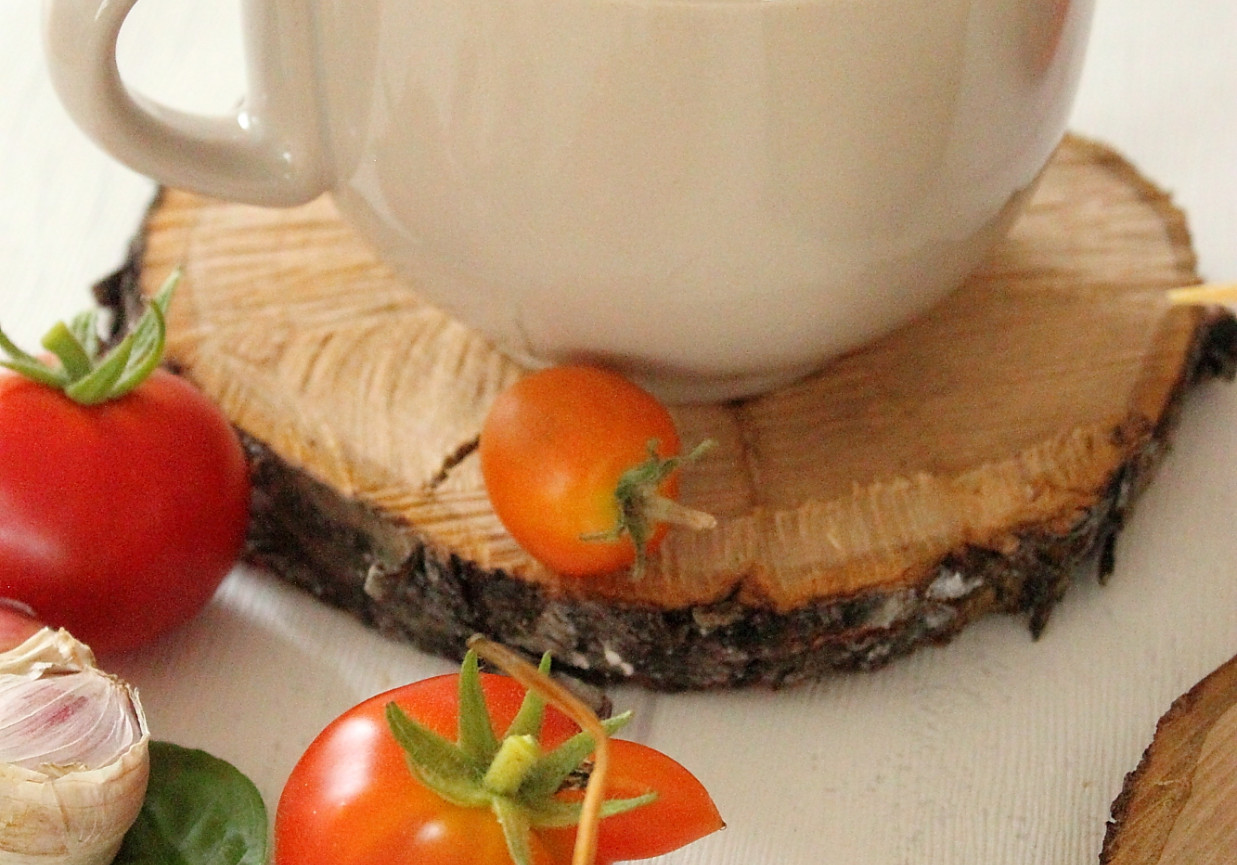 Gazpacho z pomidorów w towarzystwie tofu foto