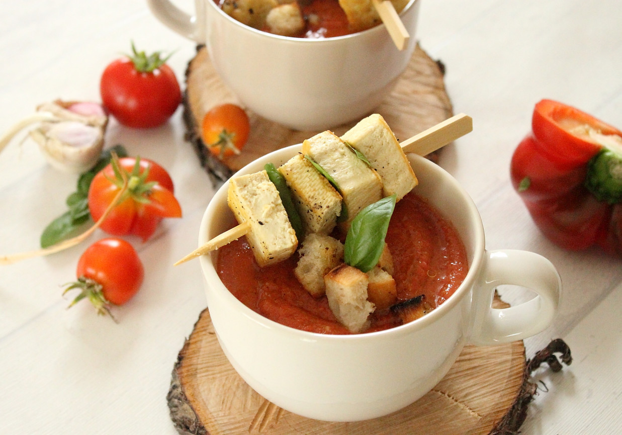 Gazpacho z pomidorów w towarzystwie tofu foto
