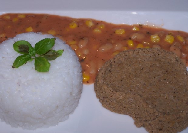 Fotografia przedstawiająca Gdy brak pomysłów na obiad, czyli ryż z pomidorowym sosem i mięsem mielonym :)