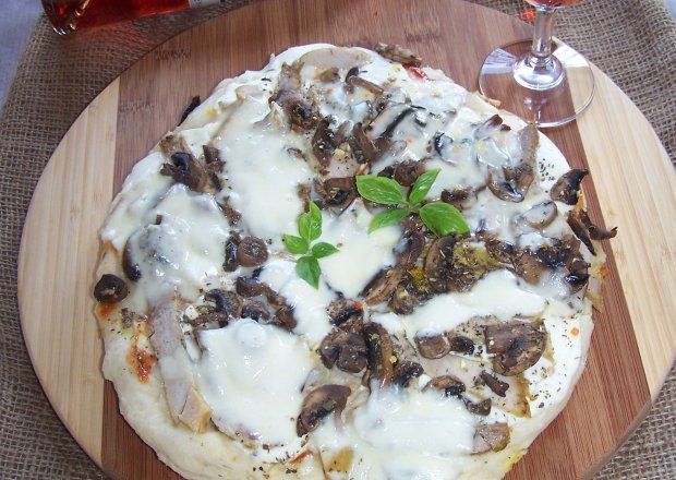Fotografia przedstawiająca Gdy zostanie trochę pieczeni, czyli pizza z mięsem i dwoma serami :)