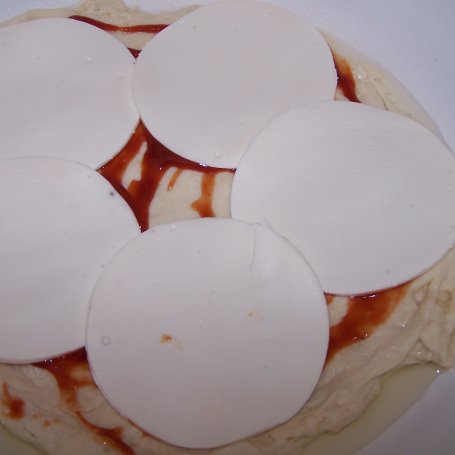 Krok 4 - Gdy zostanie trochę pieczeni, czyli pizza z mięsem i dwoma serami :) foto