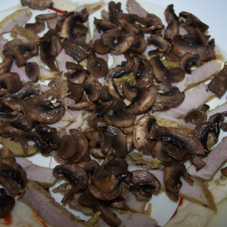 Krok 5 - Gdy zostanie trochę pieczeni, czyli pizza z mięsem i dwoma serami :) foto
