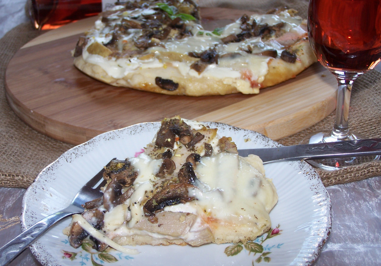Gdy zostanie trochę pieczeni, czyli pizza z mięsem i dwoma serami :) foto