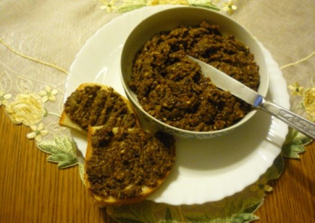 Fotografia przedstawiająca gęsie podroby na chlebku