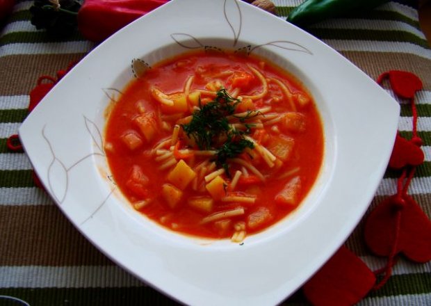 Fotografia przedstawiająca Gęsta pomidorwa z makaronem i ziemniakami