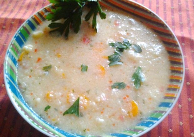 Fotografia przedstawiająca Gęsta zupa kalafiorowa z papryką