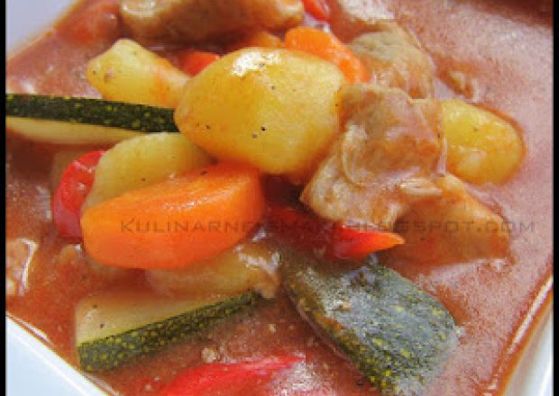 Fotografia przedstawiająca Gęsta zupa mięsno-warzywna