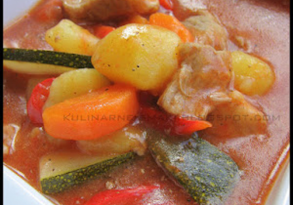 Gęsta zupa mięsno-warzywna foto