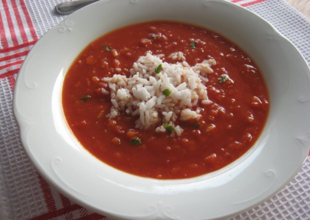 Fotografia przedstawiająca Gęsta zupa pomidorowa z ryżem