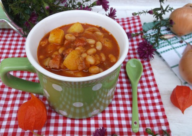 Fotografia przedstawiająca Gęsta zupa z fasolą, ziemniakami i boczkiem.