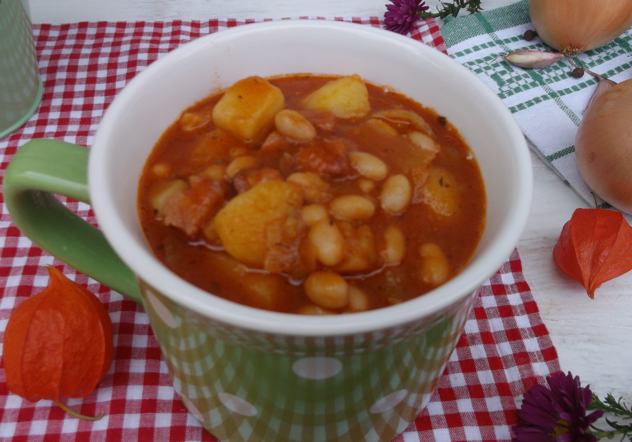 Gęsta zupa z fasolą, ziemniakami i boczkiem. foto