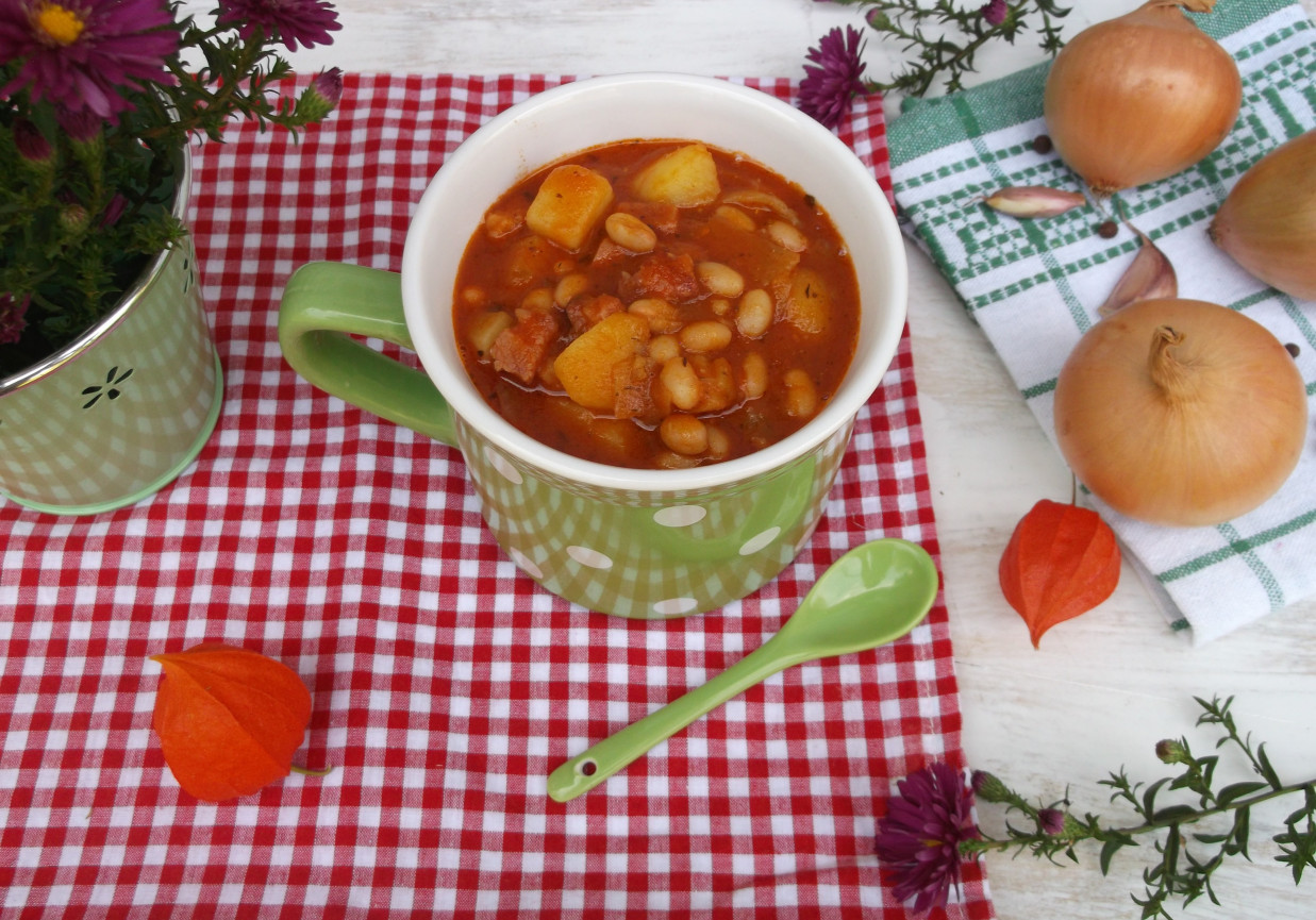 Gęsta zupa z fasolą, ziemniakami i boczkiem. foto