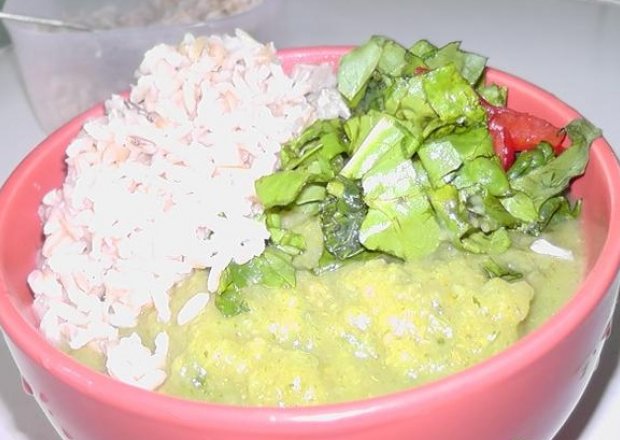 Fotografia przedstawiająca Gęsty krem brokułowy z ryżem i sałatką