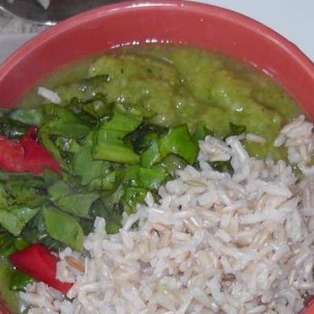 Krok 2 - Gęsty krem brokułowy z ryżem i sałatką foto