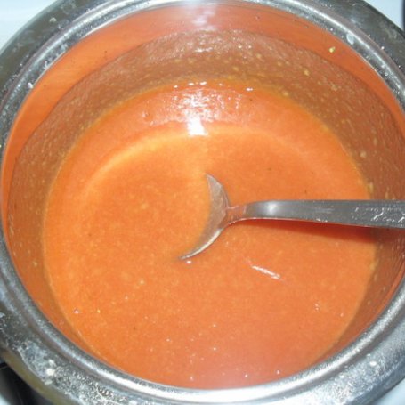 Krok 3 - Gęsty sos pomidorowy. foto