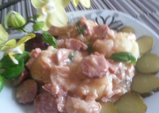 Fotografia przedstawiająca Gęsty sos z wędliną  i ziemniakami