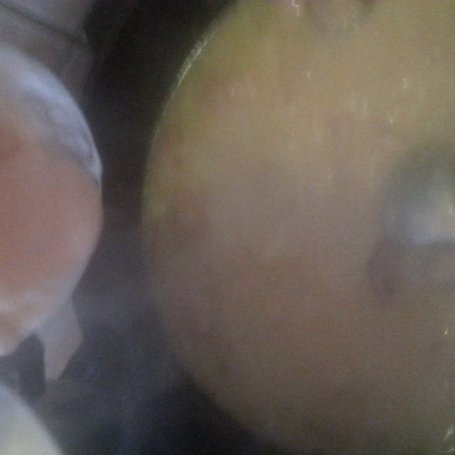 Krok 7 - Gęsty sos z wędliną  i ziemniakami foto