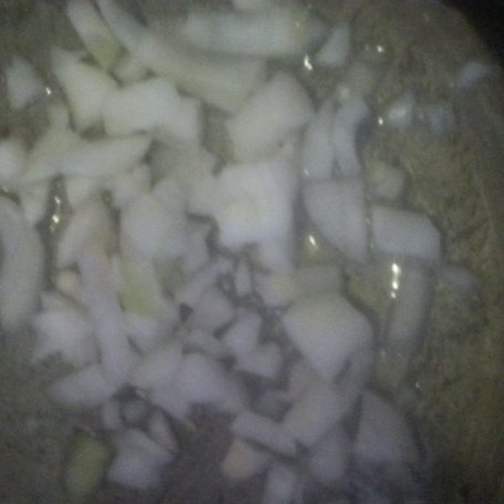 Krok 4 - Gęsty sos z wędliną  i ziemniakami foto
