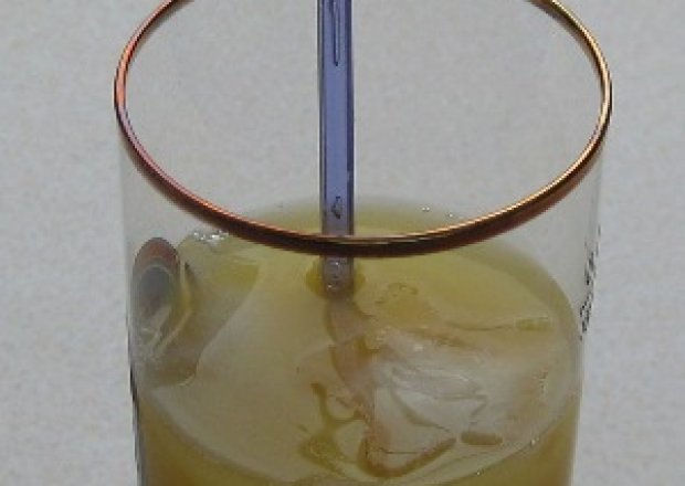 Fotografia przedstawiająca Gin z malibu i sokiem pomarańczowym