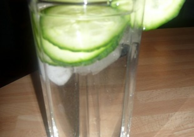 Fotografia przedstawiająca gin z ogórkiem