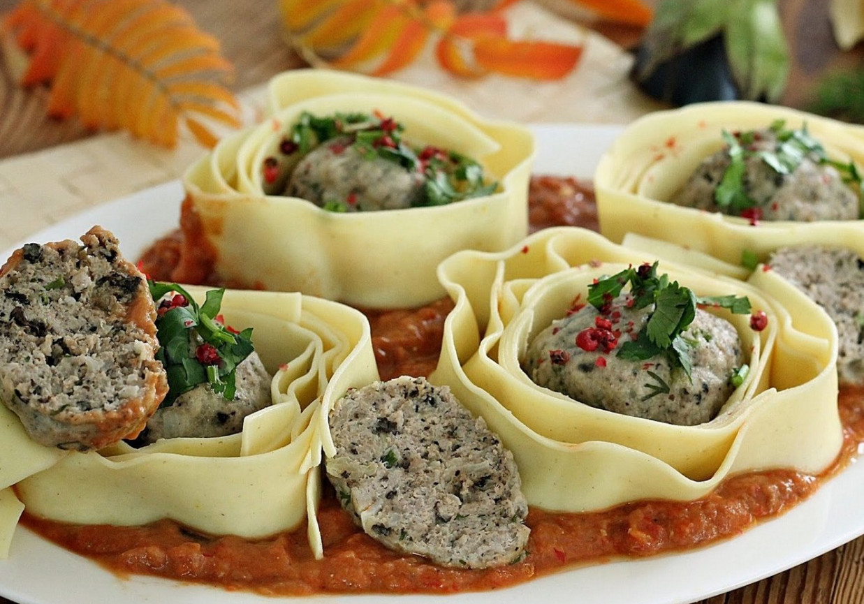 Gniazdka z cielęciny w sosie paprykowo bakłażanowym foto