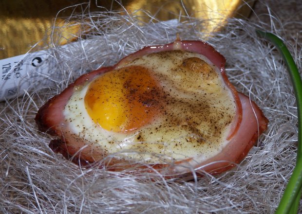 Fotografia przedstawiająca "Gniazdko" z jajem, czyli jajo sadzone w szynce :)