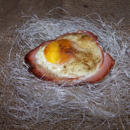 Krok 4 - "Gniazdko" z jajem, czyli jajo sadzone w szynce :) foto