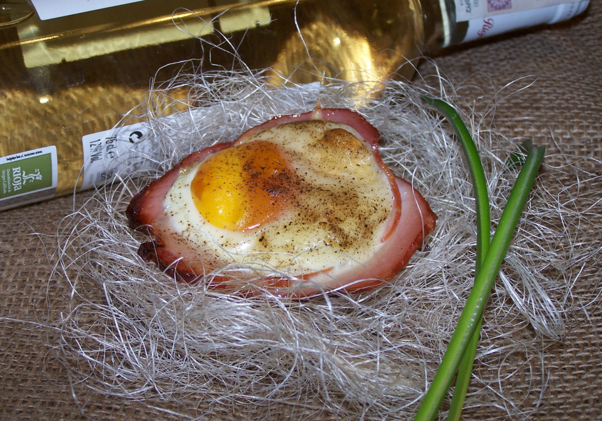 "Gniazdko" z jajem, czyli jajo sadzone w szynce :) foto