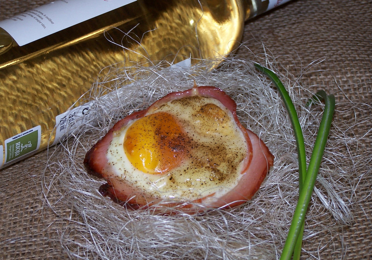"Gniazdko" z jajem, czyli jajo sadzone w szynce :) foto