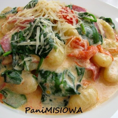 Krok 4 - Gnocchi w sosie pomidorowo-śmietanowym z salami i młodym szpinakiem foto