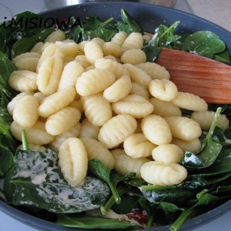 Krok 3 - Gnocchi w sosie pomidorowo-śmietanowym z salami i młodym szpinakiem foto