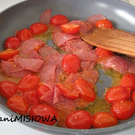 Krok 2 - Gnocchi w sosie pomidorowo-śmietanowym z salami i młodym szpinakiem foto