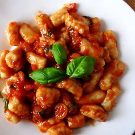 Krok 3 - Gnocchi w sosie pomidorowym z bazylią foto