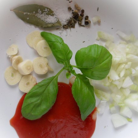 Krok 2 - Gnocchi w sosie pomidorowym z bazylią foto