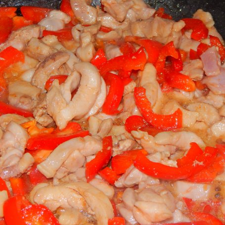 Krok 2 - Gnocchi z kurczakiem w pomidorach foto