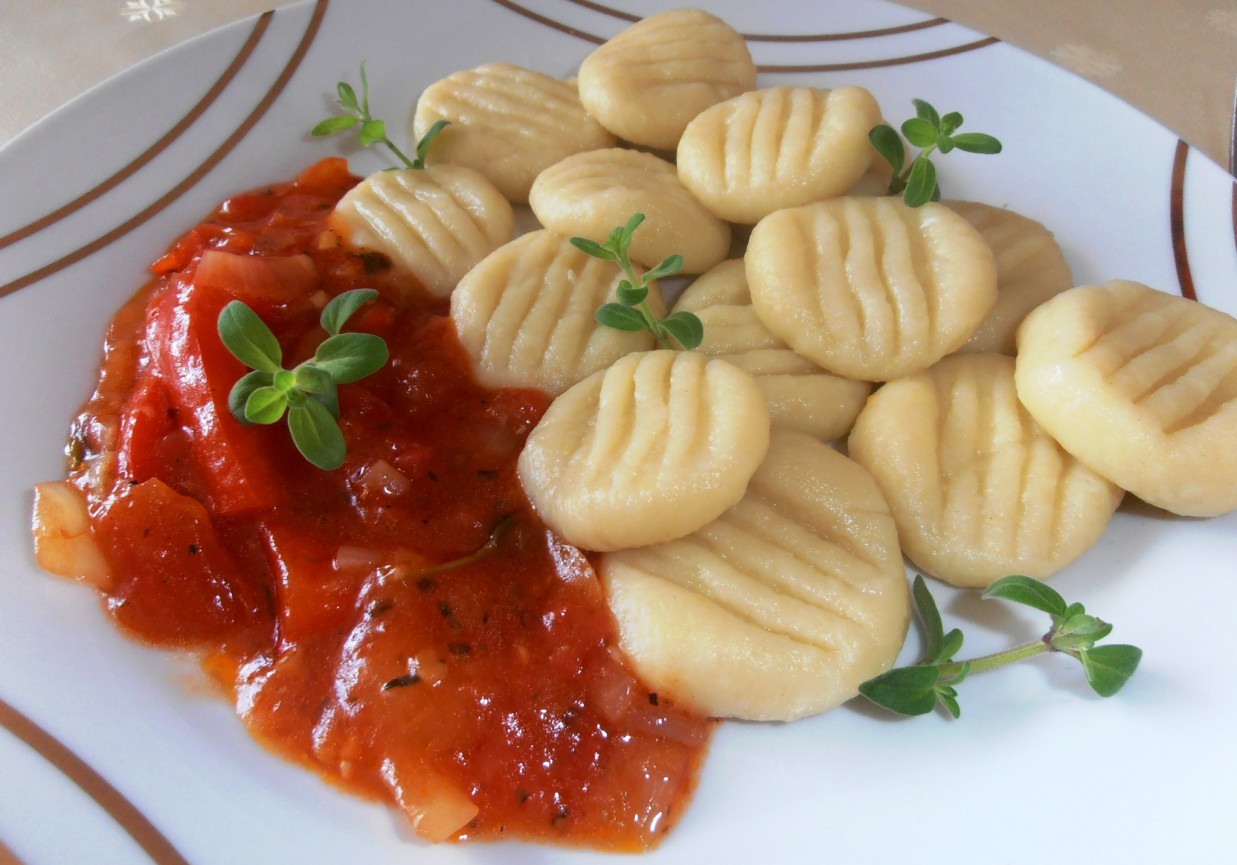 Gnocchi z sosem paprykowym foto