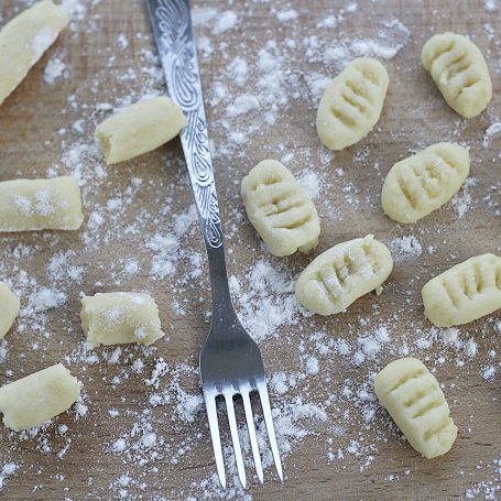 Krok 1 - Gnocchi z sosem śmietanowo bazyliowym i suszonymi pomidorami foto