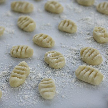 Krok 2 - Gnocchi z sosem śmietanowo bazyliowym i suszonymi pomidorami foto