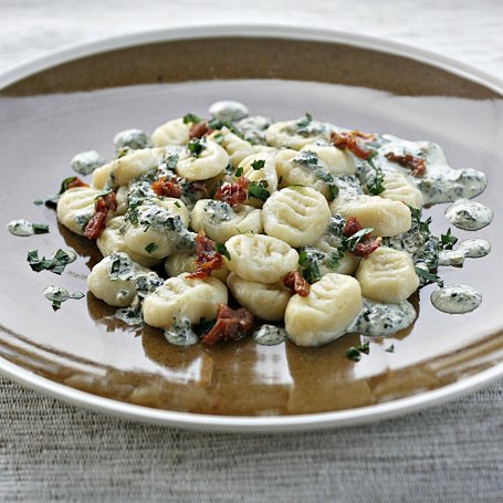 Krok 3 - Gnocchi z sosem śmietanowo bazyliowym i suszonymi pomidorami foto
