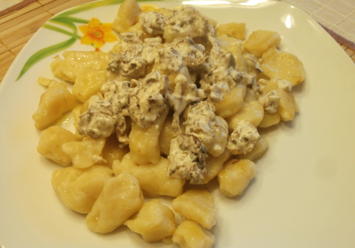 gnocchi z suszonymi grzybami foto